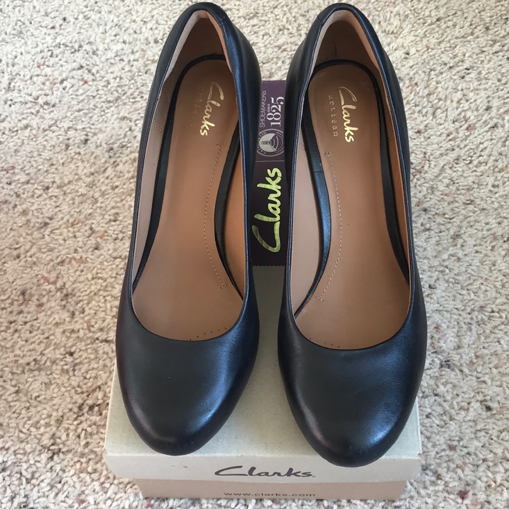 EUC Clark’s wedge heel -black